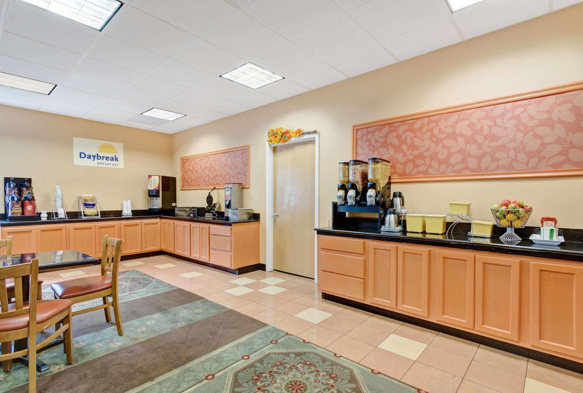 Days Hotel By Wyndham Methuen Ma Conference Center Exterior photo